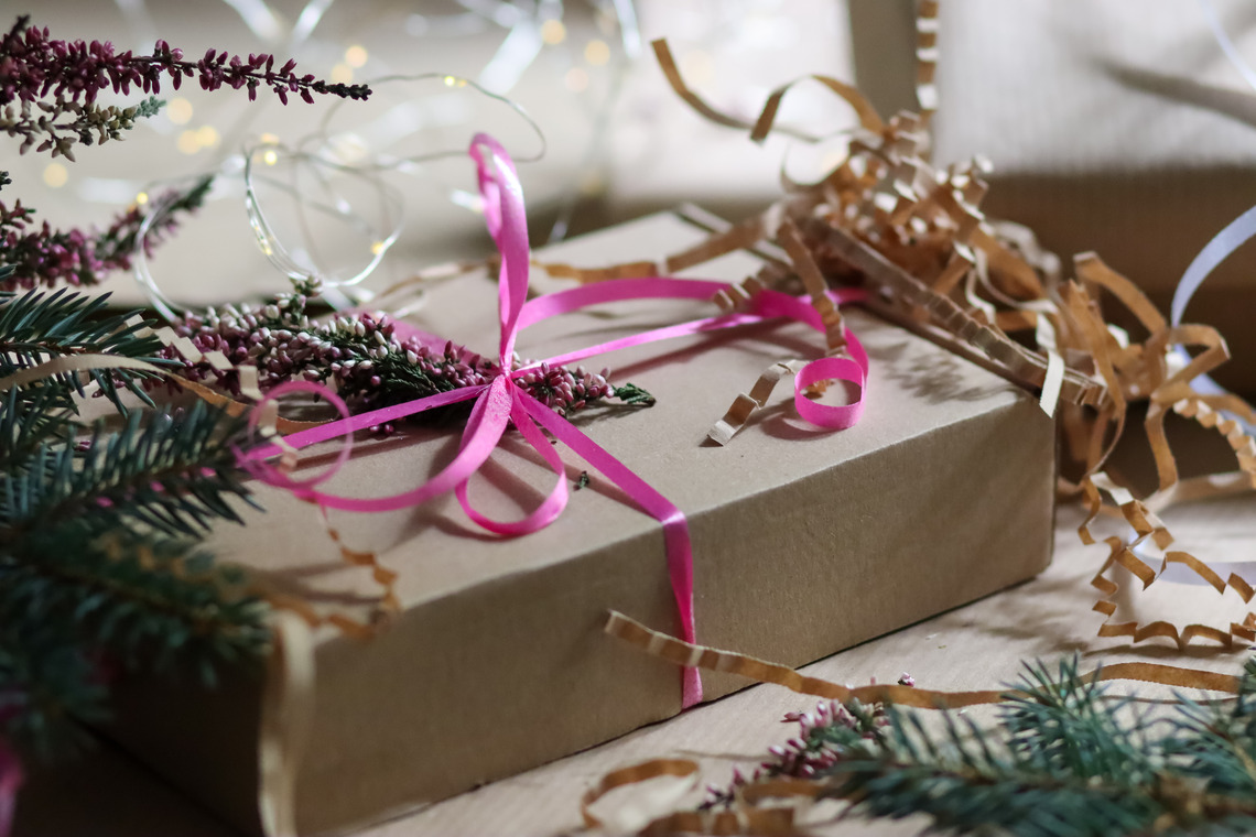 Globetrotter’s Guide to Gifting: Selecting Presents That Travel Well